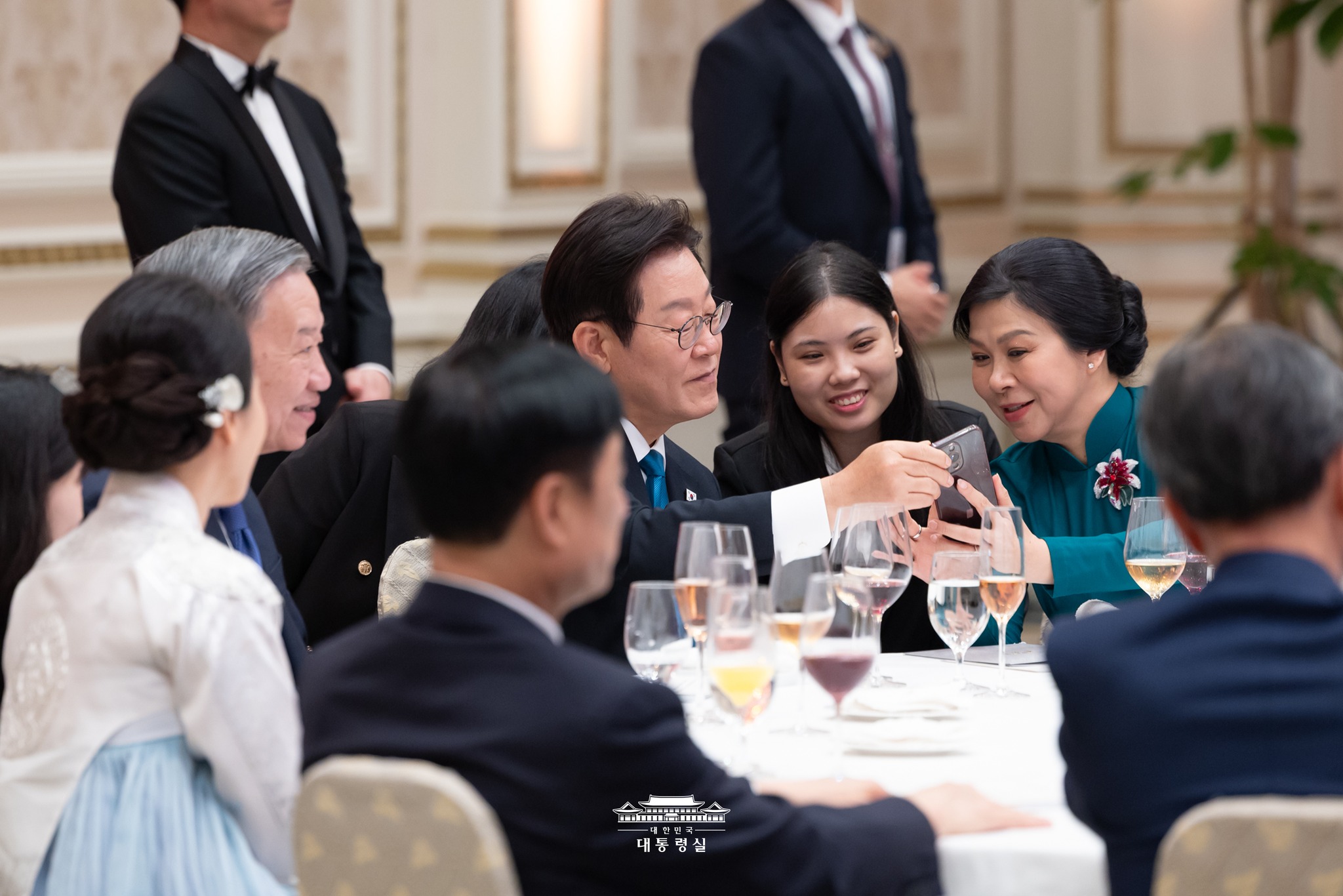 “Tin tưởng và hợp tác – Mở ra tương lai Hàn Quốc – Việt Nam “Tin tưởng và hợp tác – Mở ra tương lai Hàn Quốc – Việt Nam